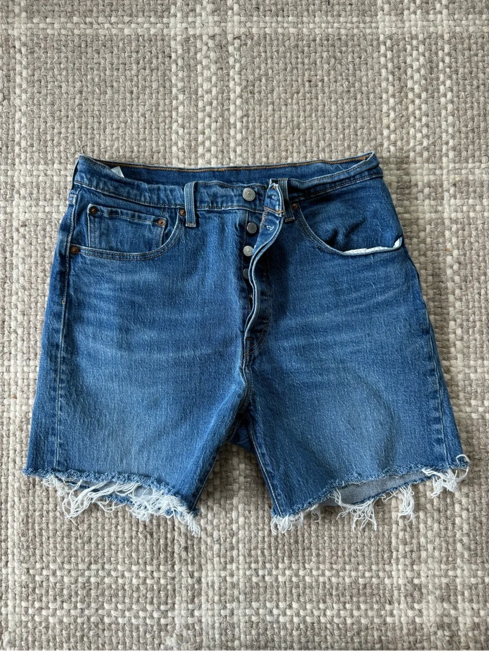 Levi’s 501 buttons fly raw hem denim shorts